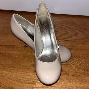 Glossy cream Paprika round toe heels